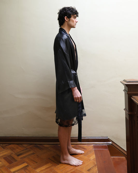 Bata de seda con encaje