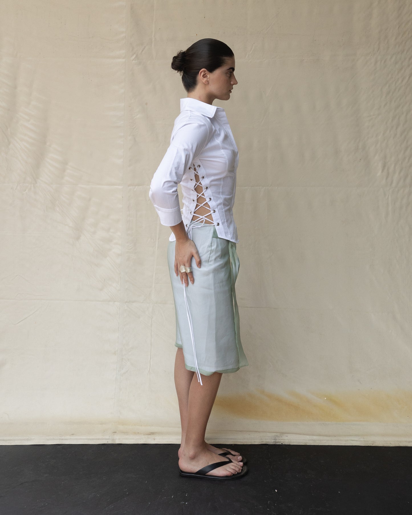 Camisa de Botones con Ojillos
