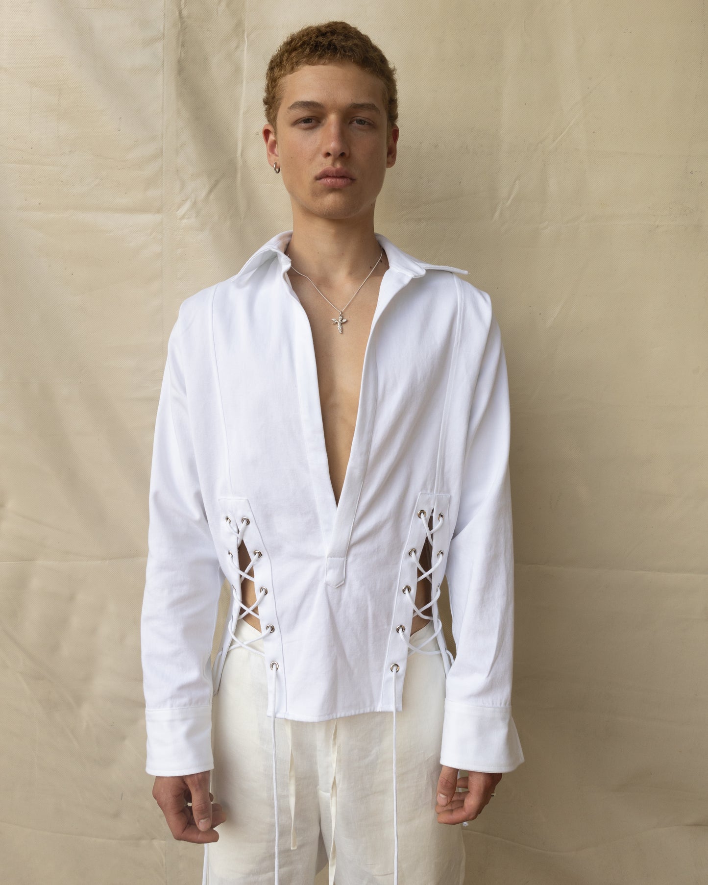 Camisa V-Neck de Gabardina con Ojillos