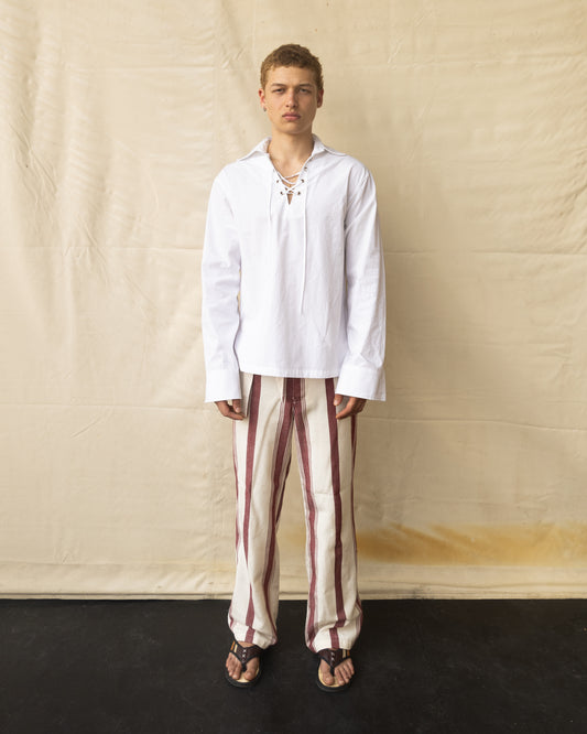 Camisa "V" con Cruce de Ojillos