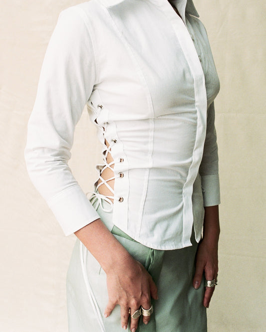 Camisa de Botones con Ojillos
