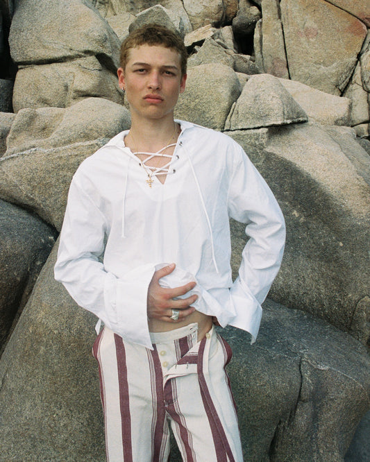 Camisa "V" con Cruce de Ojillos