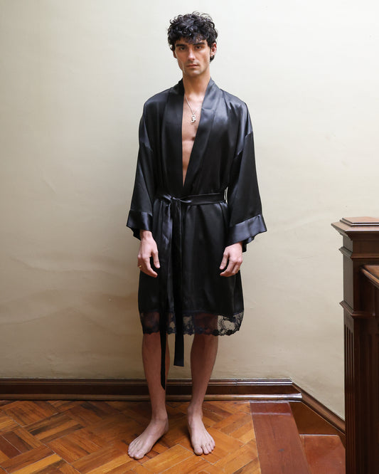 Bata de seda con encaje