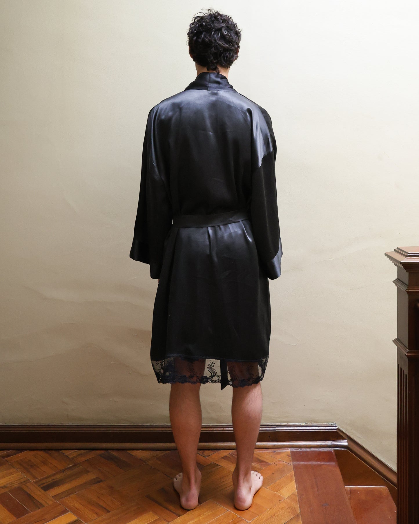 Bata de seda con encaje